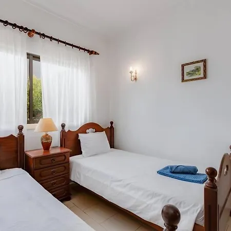 Rosado - Moradia 6 Com Ac, Jardim A 5 Min Do Centro De Albufeira