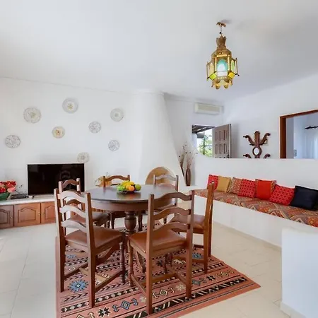 Rosado - Moradia 6 Com Ac, Jardim A 5 Min Do Centro De Албуфейра