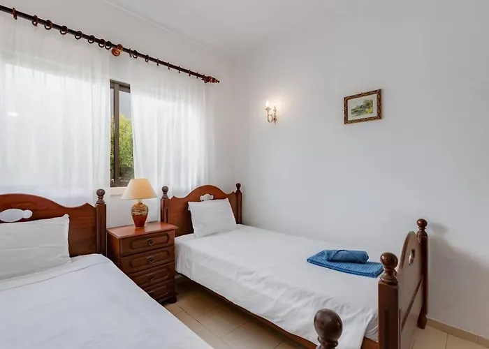 Rosado - Moradia 6 Com Ac, Jardim A 5 Min Do Centro De Albufeira